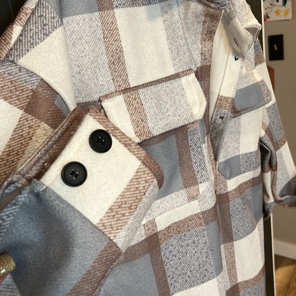 Shacket - Picture 3 of 3